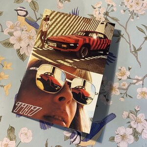 Tarjeta en blanco con una reproducción de un anuncio de 1976 del automóvil 'Triumph TR7': una tarjeta inusual para enviar o enmarcar: propietario del automóvil Triumph TR7