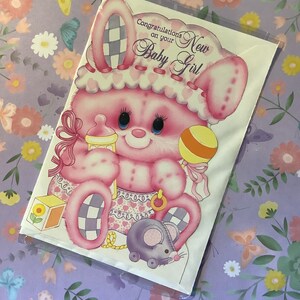 Tarjeta vintage/retro rara de la década de 1970: "Felicitaciones por tu bebé" - Diseño de conejo encantador - Verso sentimental encantador - Amantes de lo retro