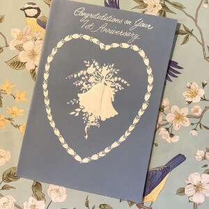 STUPENDA Rara Vintage Circa 1960s 1° Anniversario Carta Stile Wedgwood Blu - Grazioso Cuore Bianco, Rose e Campanelli Design - Dolce Versetto All'interno