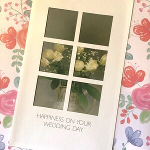 RARA cartolina fotografica vintage degli anni '80 circa con la scritta "Felicità nel giorno del tuo matrimonio" e motivo floreale retrò, realizzata dalla Gallerie Dominique di Londra - Vintage Lovers Card