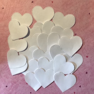 Lot de 25 coeurs en papier blanc uni de 1,75 po. de large - fabrication de cartes - journal indésirable - scrapbooking - travaux manuels pour enfants - décoration de table de mariage