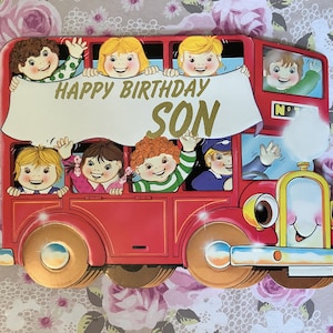 RARE carte vintage/rétro des années 1970 « Happy Birthday Son » avec un joli design de bus rouge et de passagers enfants - carte nostalgique - Retro Loving Son