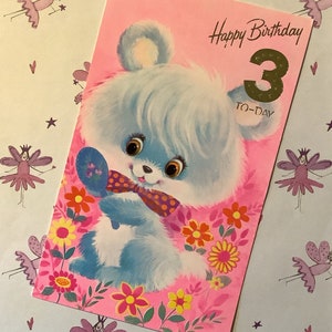 SELTENE Vintage-Karte „Happy Birthday 3 Today“ aus den 1970er Jahren – ENTZÜCKENDES Kitsch-Bärchen und flippiges Blumenmuster – Süße Begrüßung im Inneren – Karte zum Schätzen