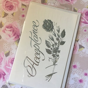 SEHR SELTENE Original Vintage Circa 1970er Jahre Hochzeitskarte Akzeptierung - atemberaubendes Silber geprägtes hübsches Rosendesign - Hochzeit im Vintage-Stil