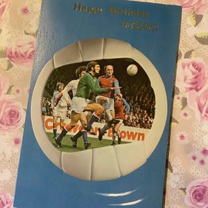 EXTREMAMENTE RARO Vintage Circa 1970s 'Feliz Aniversário Marido' Retro 'Jogo de Futebol' Cartão de Foto - Sweet Verse Futebol/Fã de Futebol Marido