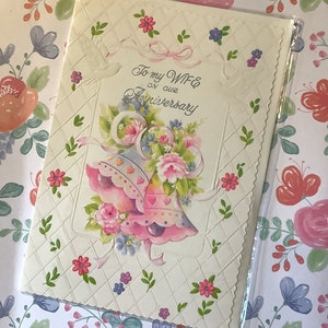 Raro Vintage/Retro Circa 1980s 'A mi esposa en nuestro aniversario' Tarjeta - Bonitas campanas rosas, palomas y diseño floral - Verso dulce - Tarjeta nostálgica