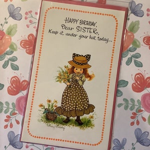 Cartão raro vintage/retro da década de 1970 com o tema "Feliz aniversário, querida irmã", superfofo, com design de garotinha - criado por Missy Melody - Cartão quádruplo