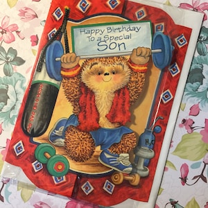 Cartão RARO Vintage/Retro Circa 1990 'Feliz Aniversário para um Filho Especial' com Design de Levantamento de Peso de Ouriço Bonito! - Cartão Filho Levantador de Peso