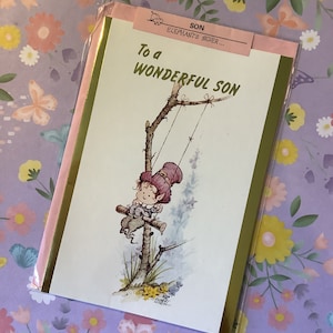Cartão de aniversário RARO e incomum vintage dos anos 1970 'To a Wonderful Son' - divertido e retrô 'Leprechaun On A Tree Swing' Design de Robert Nixon - Irlanda