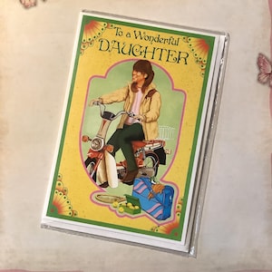 Cartão de aniversário raro da década de 1980 "Para uma filha maravilhosa" - Garota retrô em uma scooter e design de artigos esportivos - Nostalgia dos anos 80