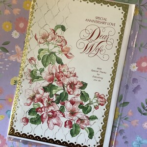 RARO IMPRESIONANTE Original Vintage/Retro Circa 1970s Tarjeta 'Aniversario especial Amor Querida Esposa' con hermoso verso -Diseño floral rosa bonito