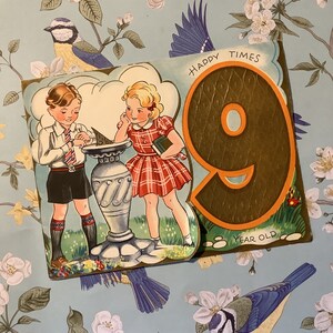EXTREMAMENTE RARO, por volta de 1950, cartão de aniversário vintage não assinado de 9º aniversário - ADORÁVEL design infantil - decorado por dentro - verso doce - cartão nostálgico