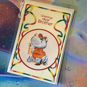 Cartão de aniversário RARO e incomum Vintage dos anos 70 'Saudações querido irmão' - Design divertido e retrô de 'Hippo Drinking Beer'! - Cartão de Irmão Amante de Cerveja/Ale