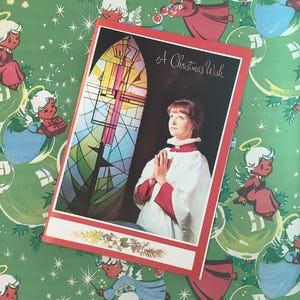 UITERST ZELDZAME Vintage jaren 70 'A WishChristmas' retro koor fotokaart meisje - religieus - kerstkaart traditionele stijl - leuke kitschkaart