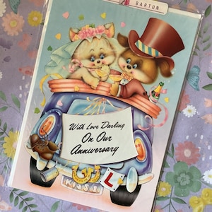 RARE carte vintage/rétro vers les années 1970 « With Love Darling On Our Anniversary » avec un chien et un chat mignons, des mariés - Carte Retro Lovers