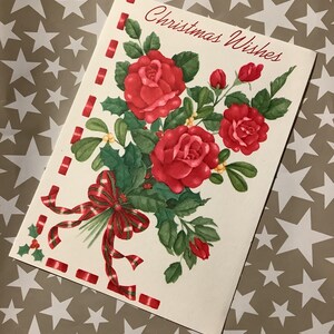 Cartão de Natal estilo tradicional 'Christmas Wishes' vintage raro por volta dos anos 1970 com design de buquê de rosas vermelhas - verso doce e sentimental dentro