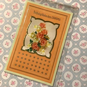 RARO Circa 1960s Vintage 'Desejos de aniversário querida avó' Retro Rosas e cartão de foto floral - Doce, verso sentimental Cartão tradicional nostálgico