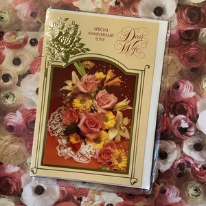 RARO IMPRESIONANTE Original Vintage/Retro Circa 1970s Tarjeta 'Aniversario especial Amor Querida Esposa' con hermoso verso - Tarjeta fotográfica bastante floral