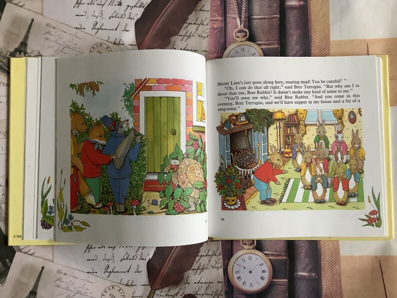 Op de afbeelding: Een illustratie uit een kinderboek met een groep konijnen die rond een open haard staan. De tekst luidt: "Mister Lion's just gone along here, roaring mad! You be careful!" "Oh, I can do that all right," said Brer Terrapin. "But why am I to shout that out, Brer Rabbit? It doesn't make any kind of sense to me." "You'll soon see why," said Brer Rabbit. "And you come in this evening, Brer Terrapin, and we'll have supper in my house and a bit of a sing-song."