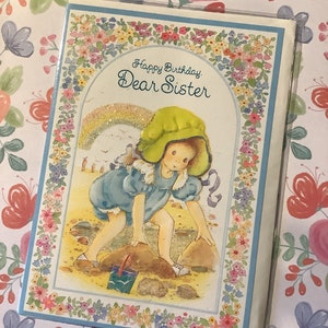 RARE vers les années 1980 vintage/rétro « Happy Birthday Dear Sister » - petite fille sur la plage & vintage/rétro Loving Sister design arc-en-ciel scintillant