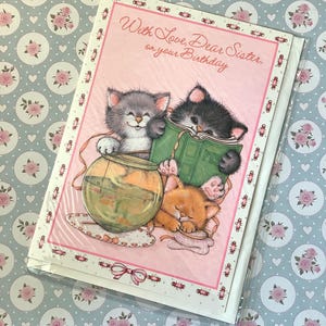 Tarjeta vintage/retro sin usar de la década de 1970: "Con amor, querida hermana en tu cumpleaños". Diseño de gato súper lindo/retro. Verso dulce. Tarjeta para amantes retro.