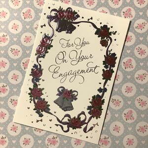 Vintage circa anni '80 "Per te per il tuo fidanzamento" - Grazioso design in rilievo con campanelli e rose rosa - Dolce verso all'interno - Biglietto tradizionale