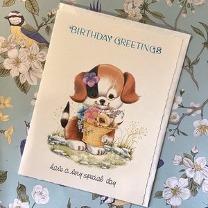 ZELDZAME Vintage/Retro Circa jaren 1980 'Birthday Greetings' Card - Schattige hond met een kat in een mandontwerp - Zoete groet binnen - Nostalgische kaart