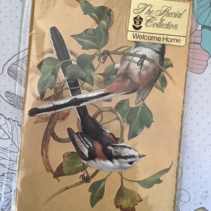 RARE vintage Circa 1960s' Welcome Home' Card Conçu par Maurice J. Pledger avec Beautiful Garden Birds Design - Une carte à encadrer - Bird Lover