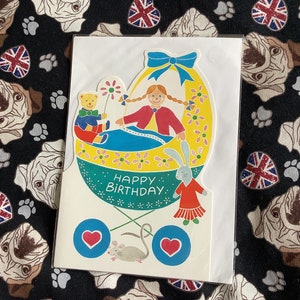 ZELDZAME Vintage 1989 'Happy Birthday' kaart met schattig 'Nursery Friends' ontwerp door Carolyn Chambers Way - schattig traditioneel kinderwagen en speelgoedontwerp