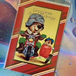 Cartão vintage raro por volta dos anos 1970 "Parabéns pelo seu 21º aniversário" divertido, design retrô de cães "motociclistas" - Sweet Verse - Cartão para fãs de ciclismo