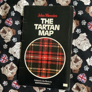 RARE vintage 1975 « The Tartan Map » produite pour John Menzies par John Bartholomew & Son Ltd - Grande carte dépliante des noms de famille et des tartans - Cadeau