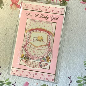 Tarjeta vintage/retro rara de la década de 1980 con la frase "Es una niña" - ADORABLE bebé acurrucado en la cama con un diseño de osito de peluche - Sweet Verse Inside