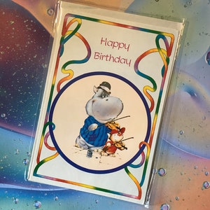 Raro e insolito biglietto vintage anni '70 'Happy Birthday' - divertente, retrò 'Busking Hippo and Cat Design - violino che suona/amico amorevole/parente