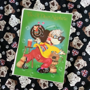 Très RARE grande carte A4 vintage/rétro 1987 « À un cher neveu le jour de votre anniversaire » avec un motif amusant de jeu de fléchettes qui joue à un chien - fléchettes Loving Nephew