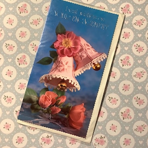 Estremamente RARA cartolina vintage degli anni '60 circa "I migliori auguri per il tuo fidanzamento" - STUPENDA coppia di campanelli e rose rosa - Versetto sentimentale