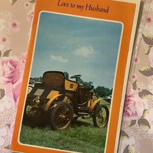 Cartão de aniversário com foto retrô EXTREMAMENTE RARO Vintage Circa 1960 'Love to my Husband' apresentando um carro clássico - Sweet Verse - Car Lover Husband