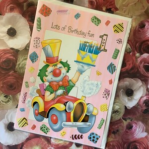 RARE vintage/Retro Circa 1980s 'Beaucoup d'amusement d'anniversaire Now You Are 1' Carte avec un joli clown dans une voiture et un gâteau d'anniversaire Design et Sweet Verse