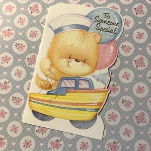 Cartão de aniversário raro vintage da década de 1980 "Para alguém especial" com um ADORÁVEL urso em um design de barco - Verso doce dentro - Cartão divertido e nostálgico