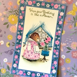 ZELDZAME vintage/retro verjaardagskaart circa jaren 1970 - super schattig 'gekleed' dier (woelmuis?) en mooi bloemdessin - lieve groet - vintage lover-