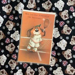 EXTREM seltene Vintage/Retro-Karte aus den 1970er Jahren mit der Aufschrift „With love, Dear HUSBAND, on Our Anniversary“, niedlicher Hund, der Tennis spielt, Design von Don Macleod