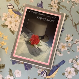 RARE vintage des années 1970 « Félicitations pour vos fiançailles », haut-de-forme rétro, gants et carte photo oeillet rouge - couple d'amoureux du kitsch - vers doux