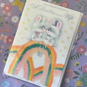 Cartão RARE Vintage/Retro Circa 1970 'Anniversary Wishes To for A Brother & His Wife' - Kitsch Rabbit Design - Sweet Verse -Retro Lovers Card