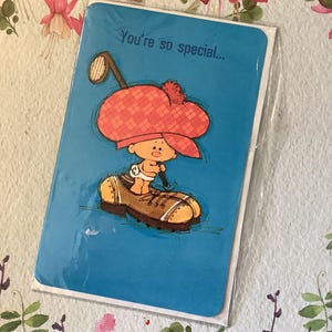 1970年代頃のヴィンテージ父の日カード。小さなゴルファーが大きな靴を履いて立っている楽しい「ピーウィーズ」デザインが特徴です。お父さんまたはおじいちゃんです。