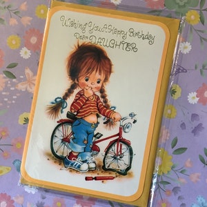 ZELDZAME retro/vintage kaart 'Ik wens je een gelukkige verjaardag, lieve dochter', circa jaren 1970 Super schattig kitsch meisje en fietsontwerp - wielerfan