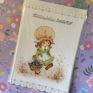 RARE carte vintage des années 1970 « Souhaits d'anniversaire, fille » - Super mignonne et kitsch « Holly Hobbie » Style Girl Design - carte nostalgique amusante à garder