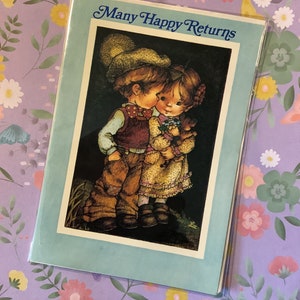 Tarjeta de cumpleaños retro/vintage rara de la década de 1970 con el diseño de un niño y una niña muy lindos y con la frase "Muchas felicidades" - Tarjeta kitsch - Amigo amante del estilo retro