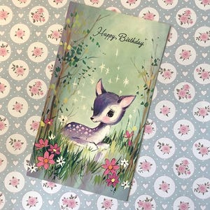 Cartão raro, vintage, sem uso, de 'Feliz Aniversário', da década de 1960, com um ADORÁVEL cervo em um desenho de floresta de flores - Um cartão nostálgico para guardar ou enviar