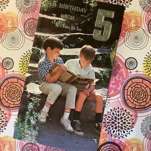 Cartão fotográfico retrô EXTREMAMENTE raro, por volta dos anos 1970, 'Um desejo de aniversário, é divertido ser 5', com 2 meninos lendo -Nostalgia SEM ENVELOPE