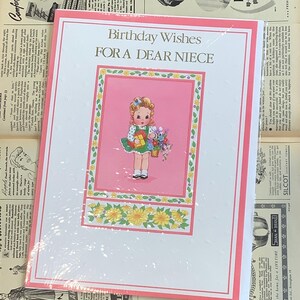 RARO Fabuloso Cartão Vintage de 1989 'Desejos de Aniversário para uma Querida Sobrinha' - Super Fofo - Nostálgico - Estilo Kitsch dos anos 1930 Menina e Design Floral