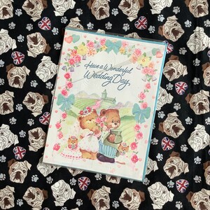 IMPRESIONANTE tarjeta vintage de los años 90 con la frase "Que tengas un maravilloso día de boda" en formato A4. Diseño adorable de osito de peluche para novios con un toque de brillo.
